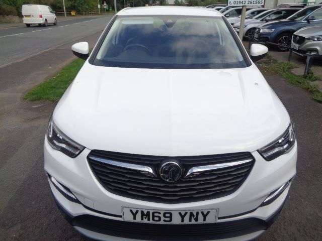 A 2020 VAUXHALL GRANDLAND X 1.2 Turbo Business Edition Nav SUV 5dr Petrol Auto Euro 6 (s/s) (130 ps) 4 A 2020 VAUXHALL GRANDLAND X 1.2 Turbo Business Edition Nav SUV 5dr Petrol Auto Euro 6 (s/s) (130 ps) 4