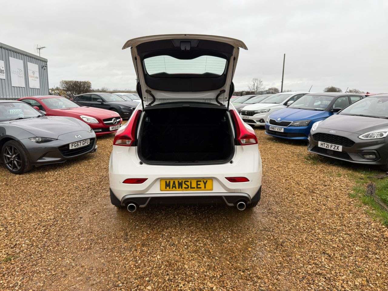 2017 VOLVO V40 2017 VOLVO V40