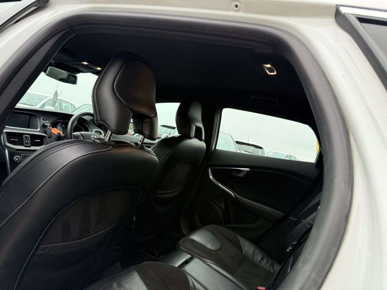 2017 VOLVO V40 2017 VOLVO V40