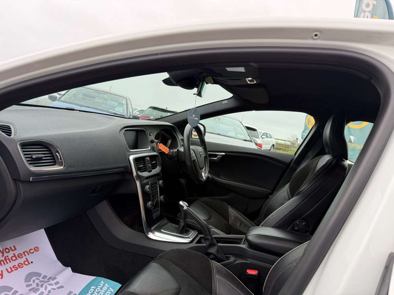 2017 VOLVO V40 2017 VOLVO V40