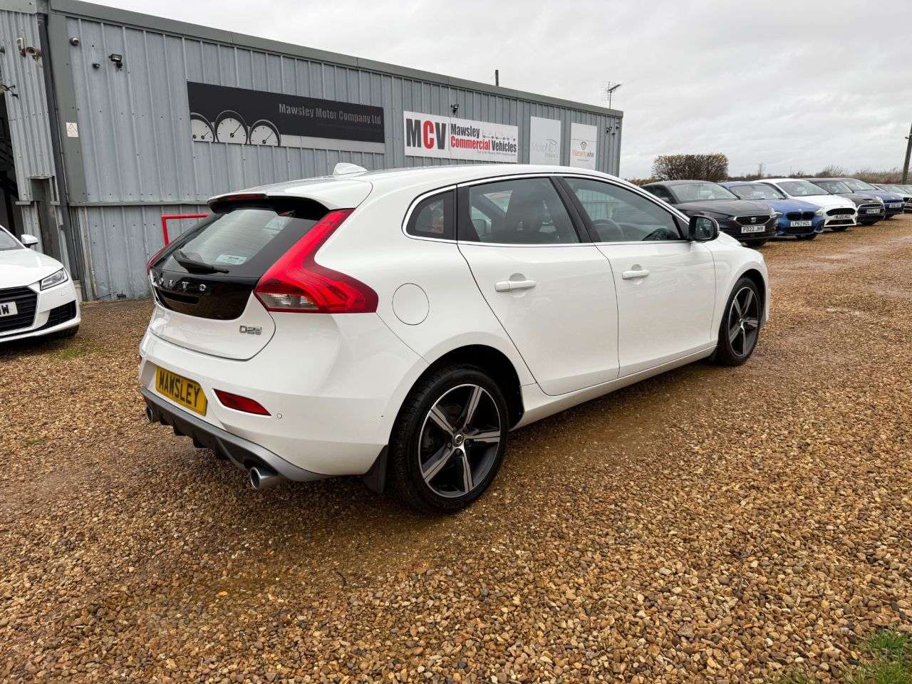 2017 VOLVO V40 2017 VOLVO V40