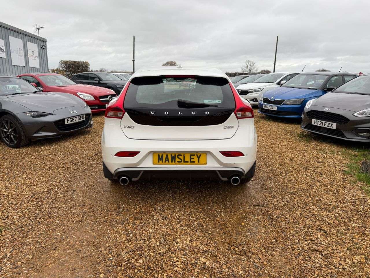 2017 VOLVO V40 2017 VOLVO V40