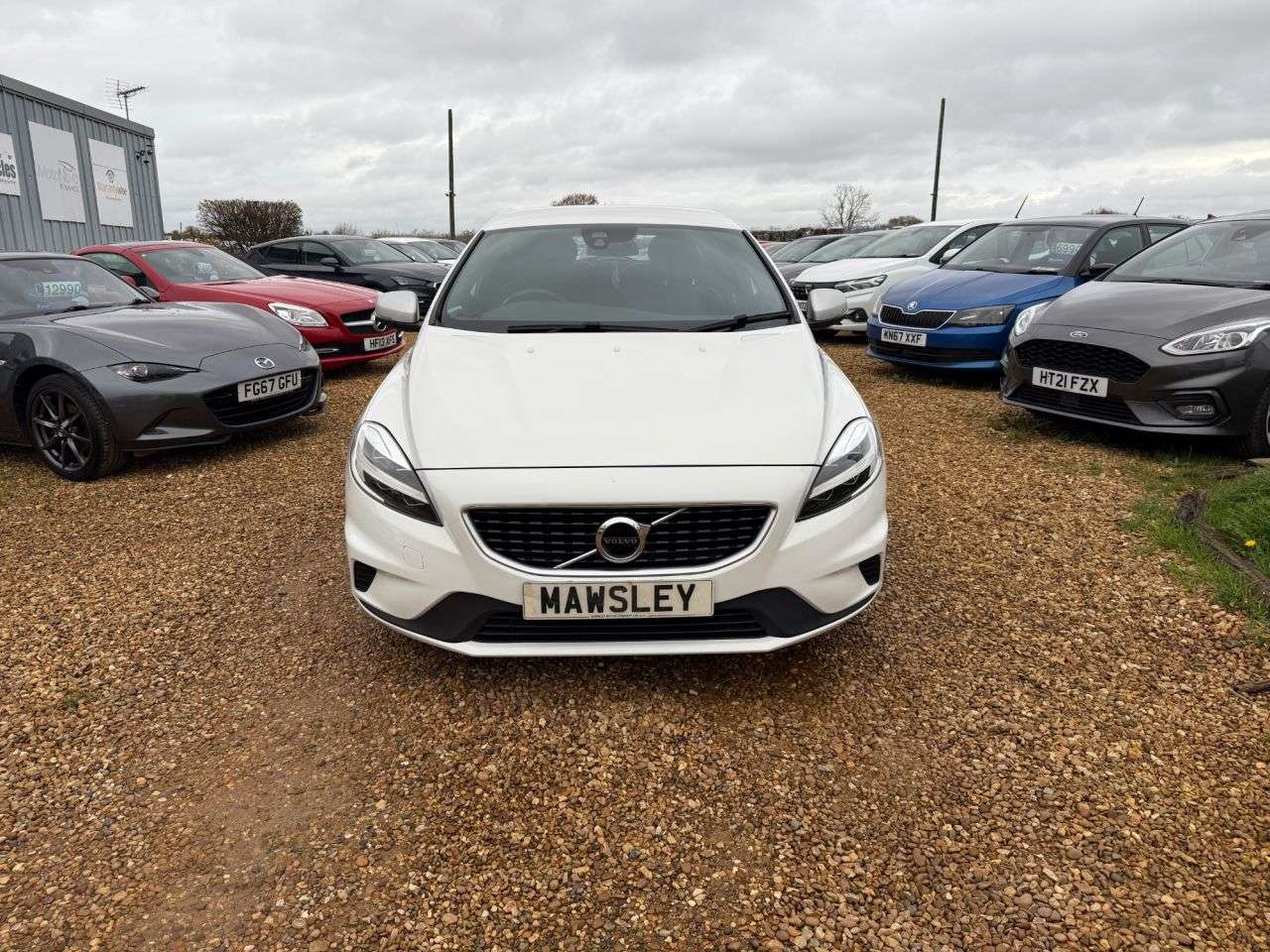 2017 VOLVO V40 2017 VOLVO V40