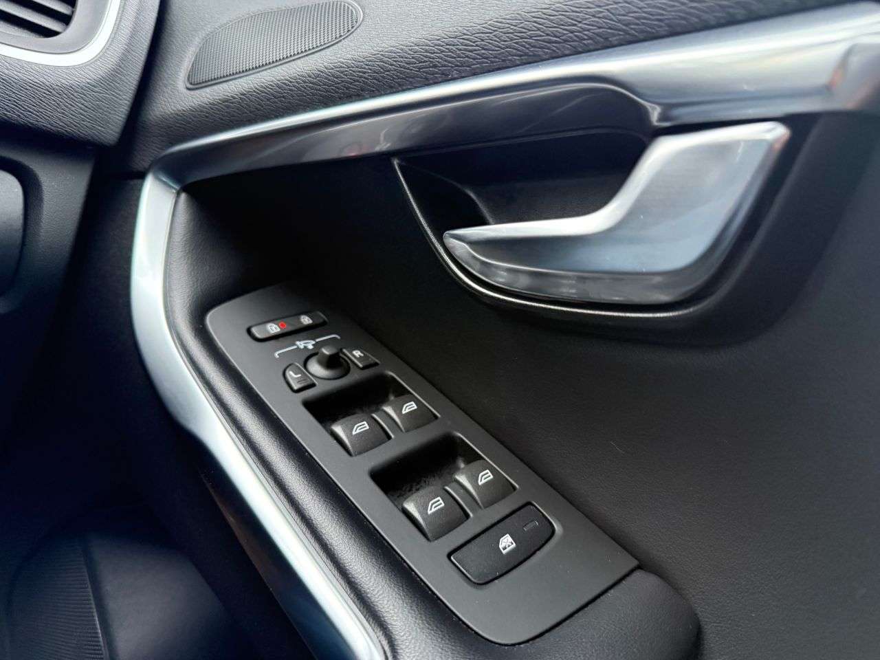 2017 VOLVO V40 2017 VOLVO V40