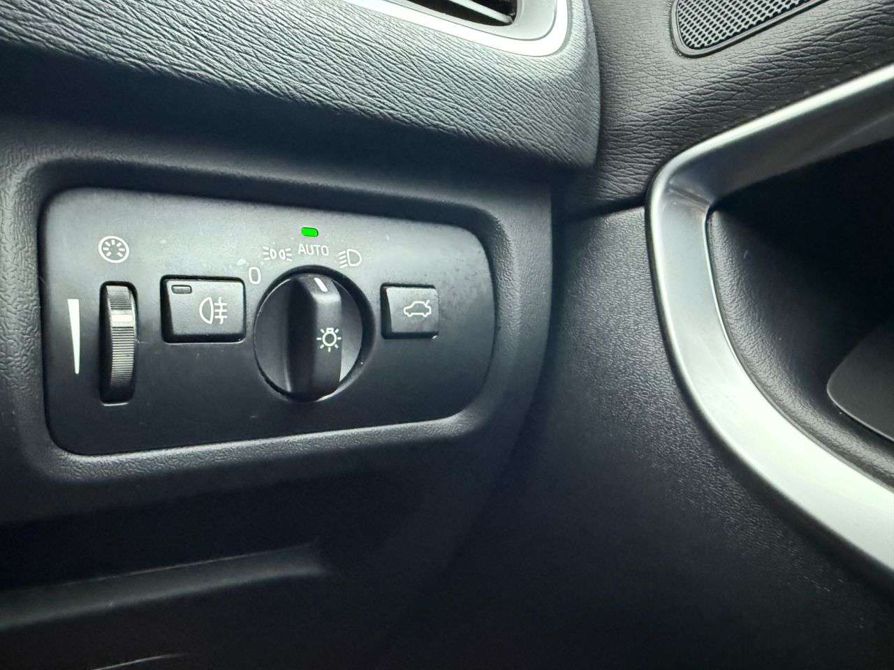 2017 VOLVO V40 2017 VOLVO V40