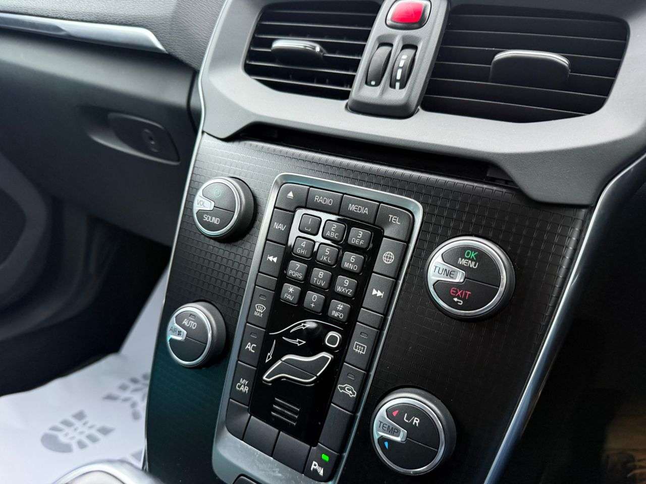 2017 VOLVO V40 2017 VOLVO V40