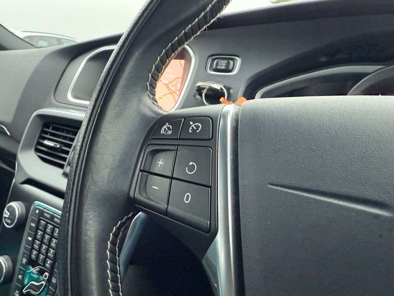 2017 VOLVO V40 2017 VOLVO V40