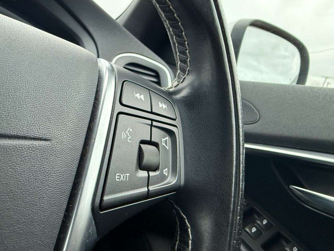 2017 VOLVO V40 2017 VOLVO V40