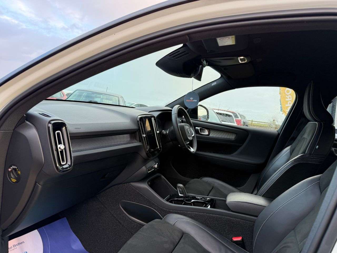 A 2021 VOLVO XC40 1.5h T4 Recharge 10.7kWh R-Design SUV 5dr Petrol Plug-in Hybrid Auto Euro 6 A 2021 VOLVO XC40 1.5h T4 Recharge 10.7kWh R-Design SUV 5dr Petrol Plug-in Hybrid Auto Euro 6