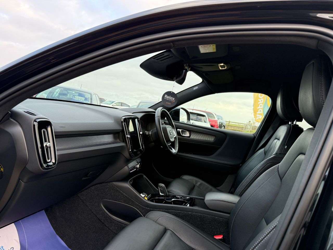 A 2021 VOLVO XC40 1.5h T4 Recharge 10.7kWh R-Design SUV 5dr Petrol Plug-in Hybrid Auto Euro 6 A 2021 VOLVO XC40 1.5h T4 Recharge 10.7kWh R-Design SUV 5dr Petrol Plug-in Hybrid Auto Euro 6