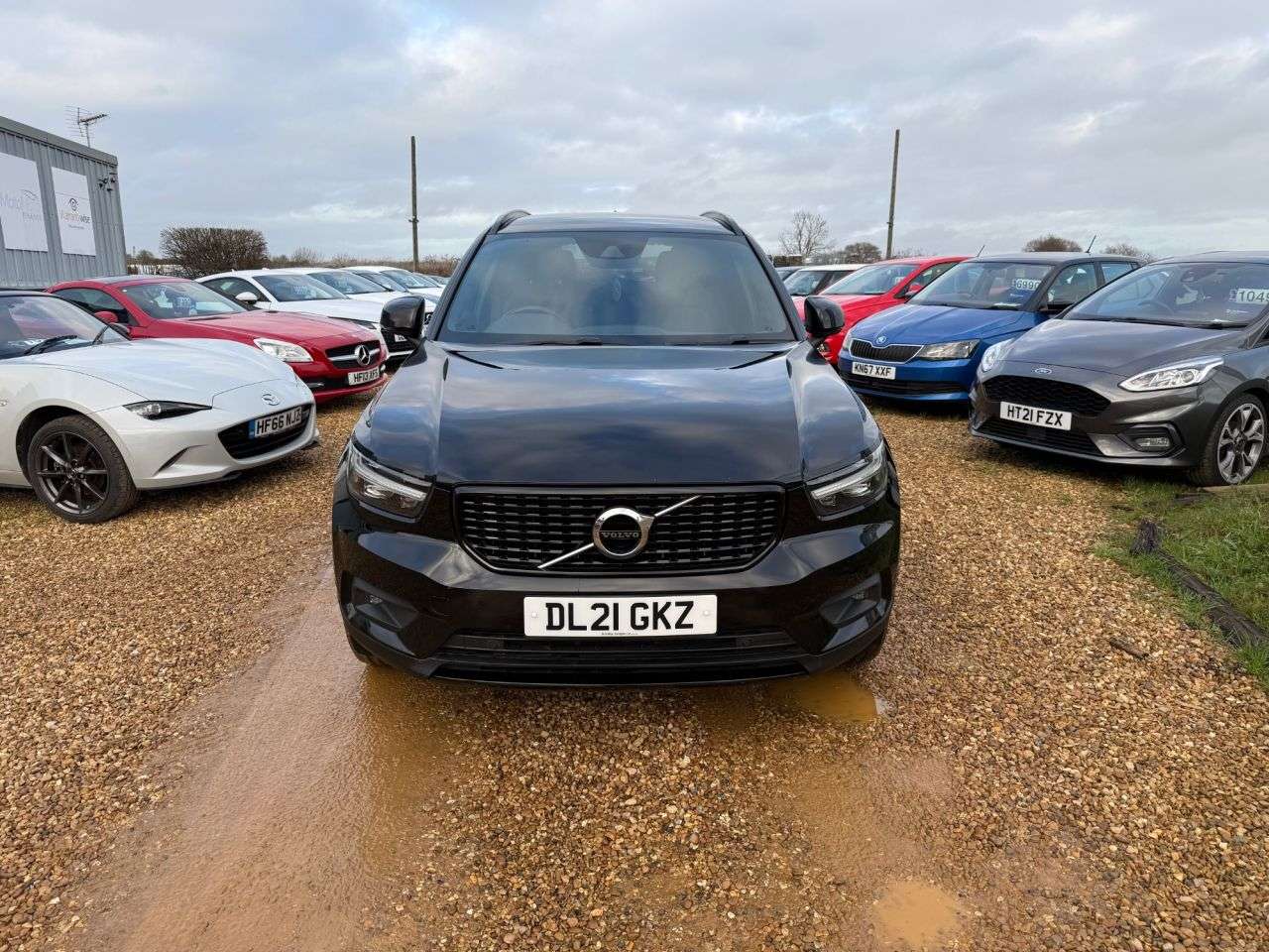 A 2021 VOLVO XC40 1.5h T4 Recharge 10.7kWh R-Design SUV 5dr Petrol Plug-in Hybrid Auto Euro 6 A 2021 VOLVO XC40 1.5h T4 Recharge 10.7kWh R-Design SUV 5dr Petrol Plug-in Hybrid Auto Euro 6