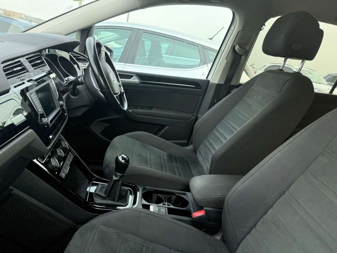 A 2017 VOLKSWAGEN TOURAN 1.4 TSI BlueMotion Tech SEL MPV 5dr Petrol Manual Euro 6 (s/s) (150 ps) A 2017 VOLKSWAGEN TOURAN 1.4 TSI BlueMotion Tech SEL MPV 5dr Petrol Manual Euro 6 (s/s) (150 ps)