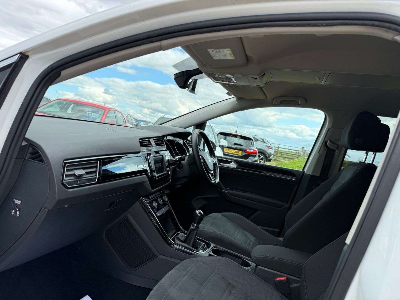 A 2017 VOLKSWAGEN TOURAN 1.4 TSI BlueMotion Tech SEL MPV 5dr Petrol Manual Euro 6 (s/s) (150 ps) A 2017 VOLKSWAGEN TOURAN 1.4 TSI BlueMotion Tech SEL MPV 5dr Petrol Manual Euro 6 (s/s) (150 ps)