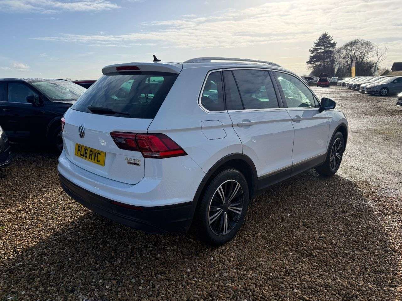 A 2016 VOLKSWAGEN TIGUAN 2.0 TDI BlueMotion Tech SE Navigation SUV 5dr Diesel Manual 4Motion Euro 6 A 2016 VOLKSWAGEN TIGUAN 2.0 TDI BlueMotion Tech SE Navigation SUV 5dr Diesel Manual 4Motion Euro 6