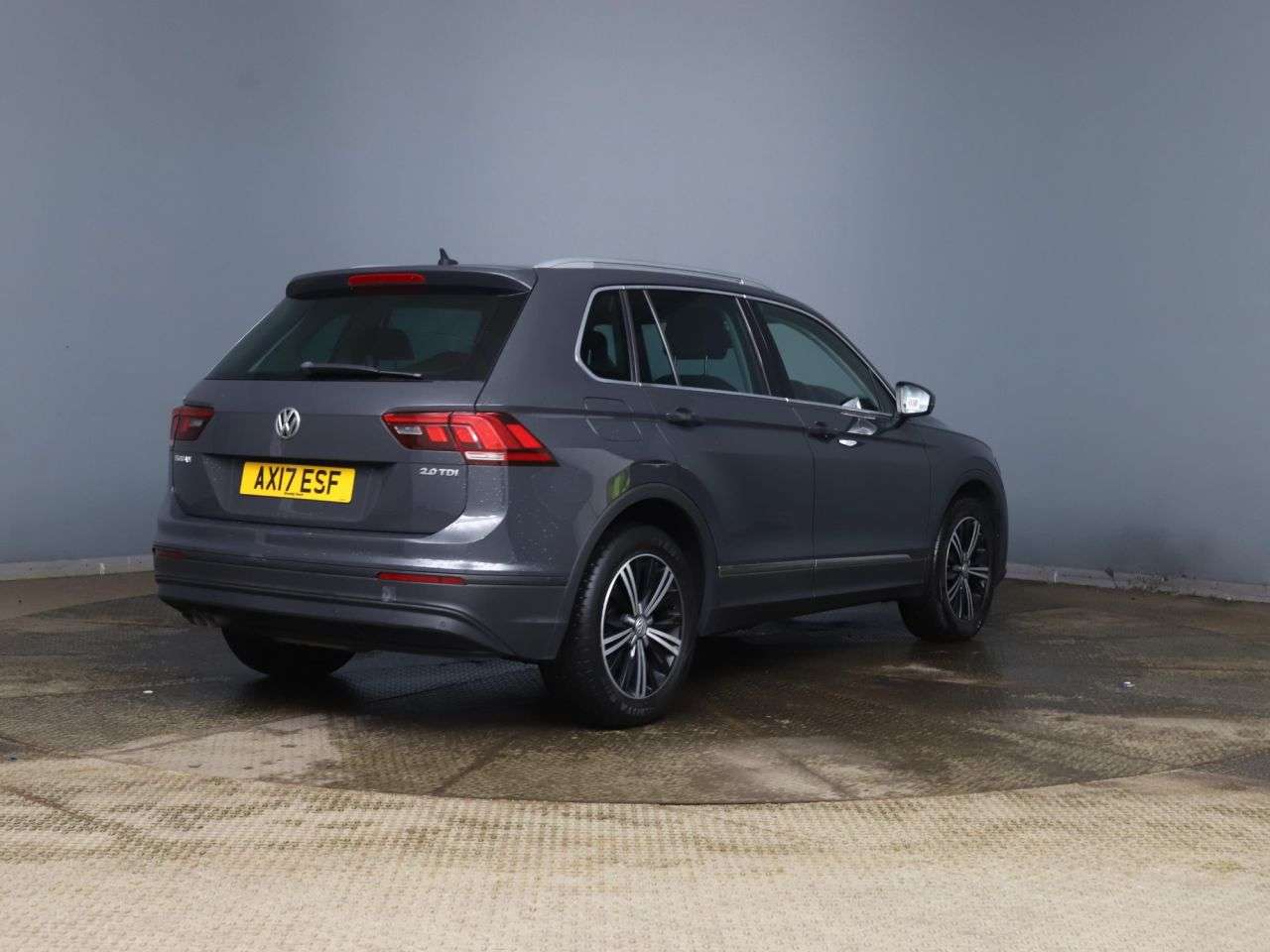 A 2017 VOLKSWAGEN TIGUAN 2.0 TDI BlueMotion Tech SE Navigation SUV 5dr Diesel Manual Euro 6 (s/s) (1 A 2017 VOLKSWAGEN TIGUAN 2.0 TDI BlueMotion Tech SE Navigation SUV 5dr Diesel Manual Euro 6 (s/s) (1