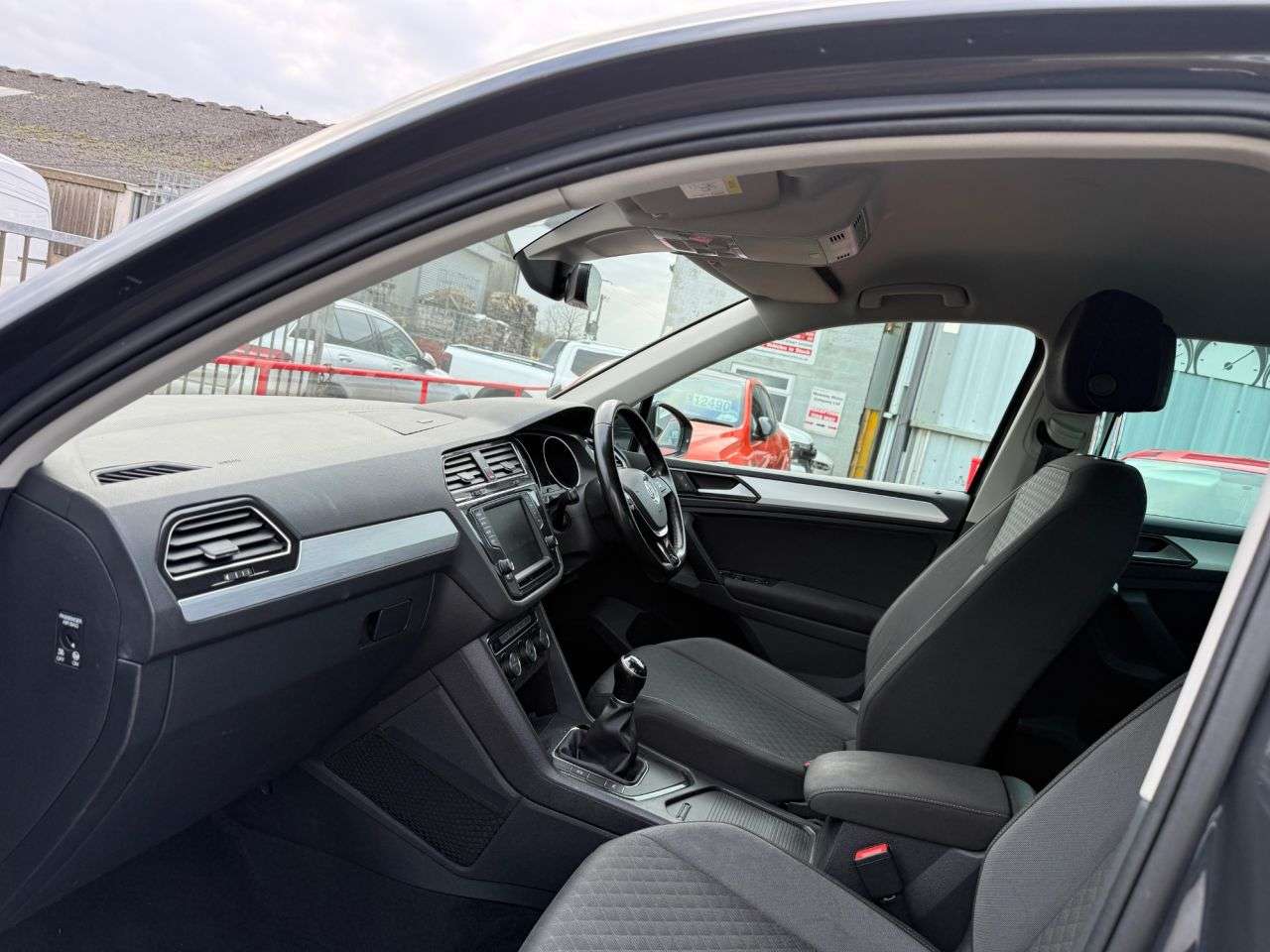 A 2017 VOLKSWAGEN TIGUAN 2.0 TDI BlueMotion Tech SE Navigation SUV 5dr Diesel Manual Euro 6 (s/s) (1 A 2017 VOLKSWAGEN TIGUAN 2.0 TDI BlueMotion Tech SE Navigation SUV 5dr Diesel Manual Euro 6 (s/s) (1