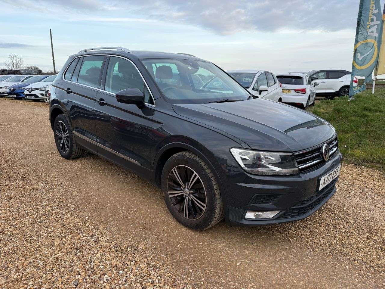A 2017 VOLKSWAGEN TIGUAN 2.0 TDI BlueMotion Tech SE Navigation SUV 5dr Diesel Manual Euro 6 (s/s) (1 A 2017 VOLKSWAGEN TIGUAN 2.0 TDI BlueMotion Tech SE Navigation SUV 5dr Diesel Manual Euro 6 (s/s) (1
