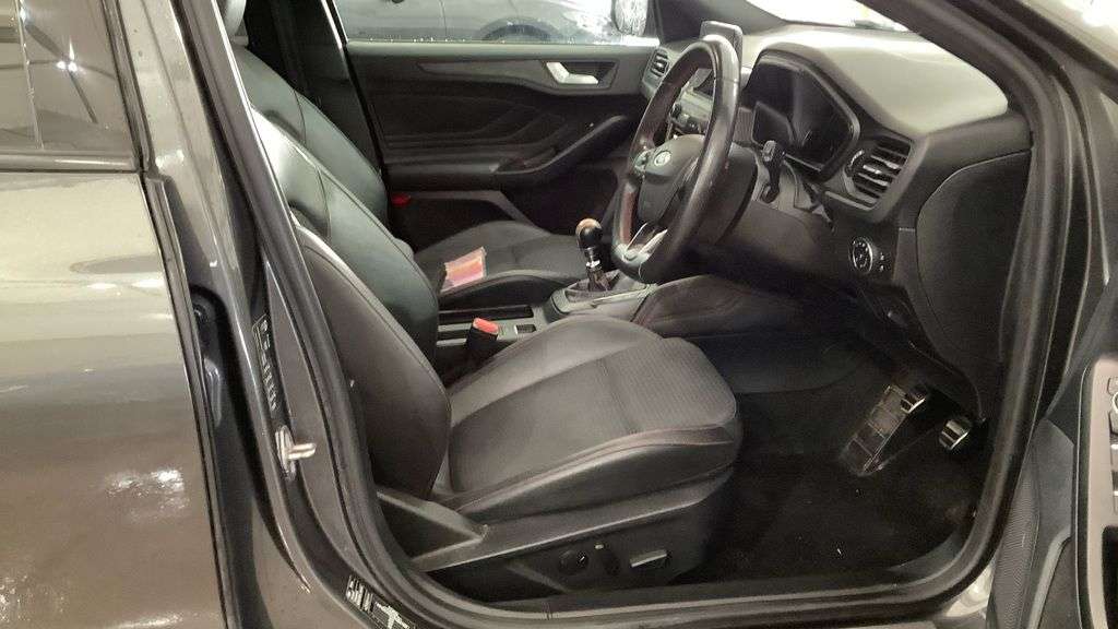 A 2019 FORD FOCUS 1.0T EcoBoost ST-Line X Hatchback 5dr Petrol Manual Euro 6 (s/s) (125 ps) A 2019 FORD FOCUS 1.0T EcoBoost ST-Line X Hatchback 5dr Petrol Manual Euro 6 (s/s) (125 ps)