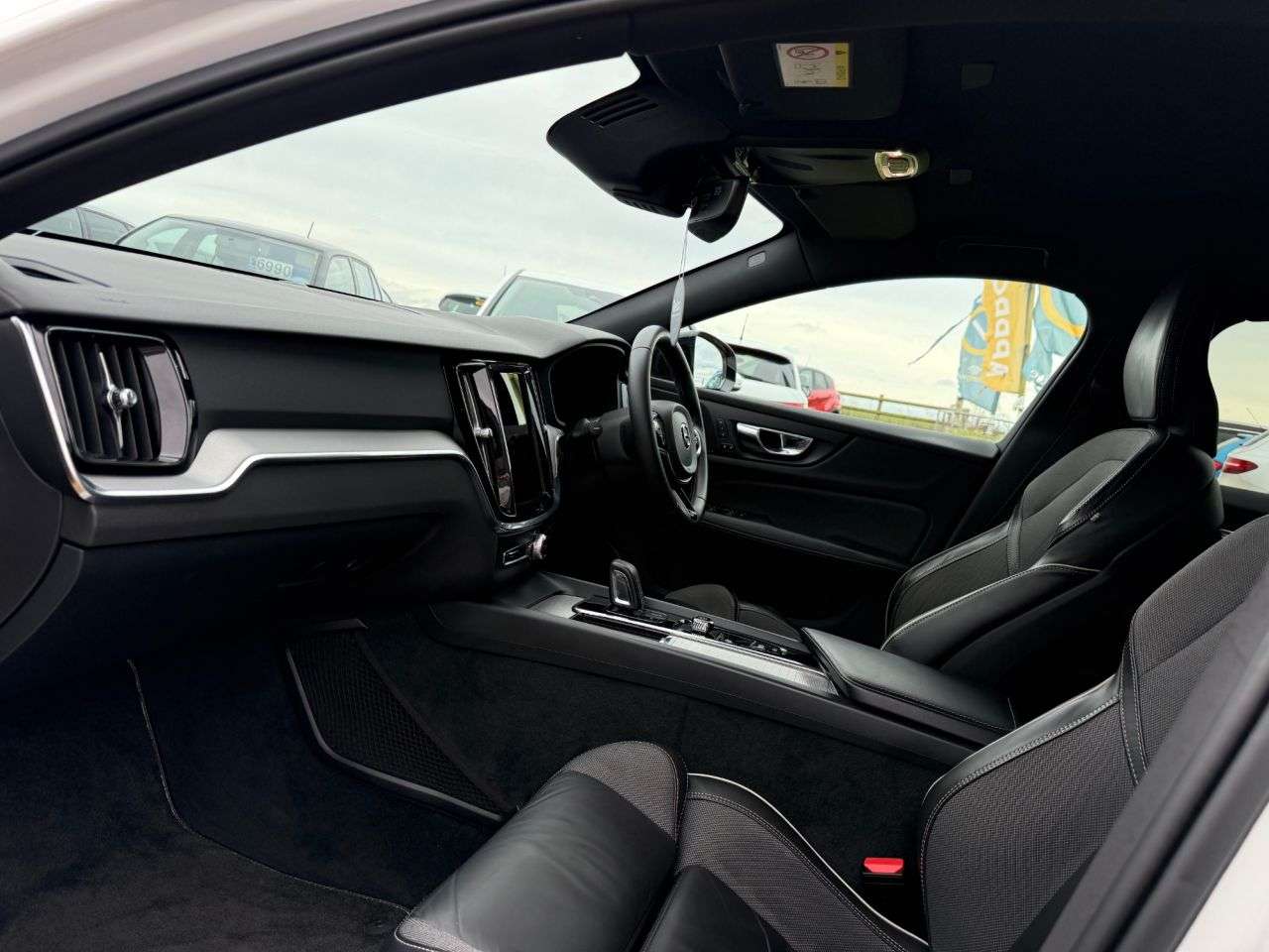 A 2020 VOLVO V60 2.0 B4 MHEV R-Design Estate 5dr Petrol Hybrid Auto Euro 6 (s/s) (197 ps) A 2020 VOLVO V60 2.0 B4 MHEV R-Design Estate 5dr Petrol Hybrid Auto Euro 6 (s/s) (197 ps)