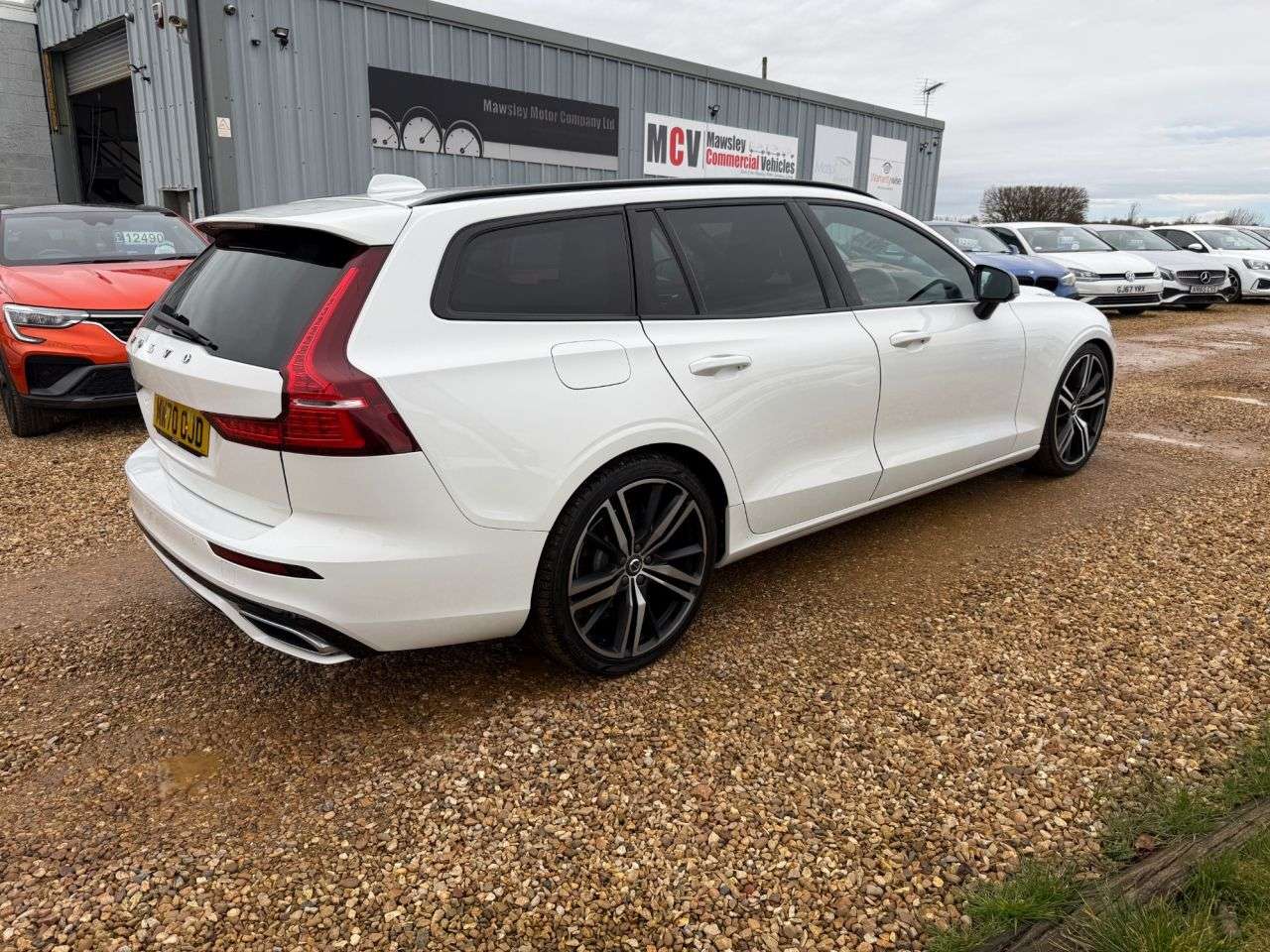 A 2020 VOLVO V60 2.0 B4 MHEV R-Design Estate 5dr Petrol Hybrid Auto Euro 6 (s/s) (197 ps) A 2020 VOLVO V60 2.0 B4 MHEV R-Design Estate 5dr Petrol Hybrid Auto Euro 6 (s/s) (197 ps)