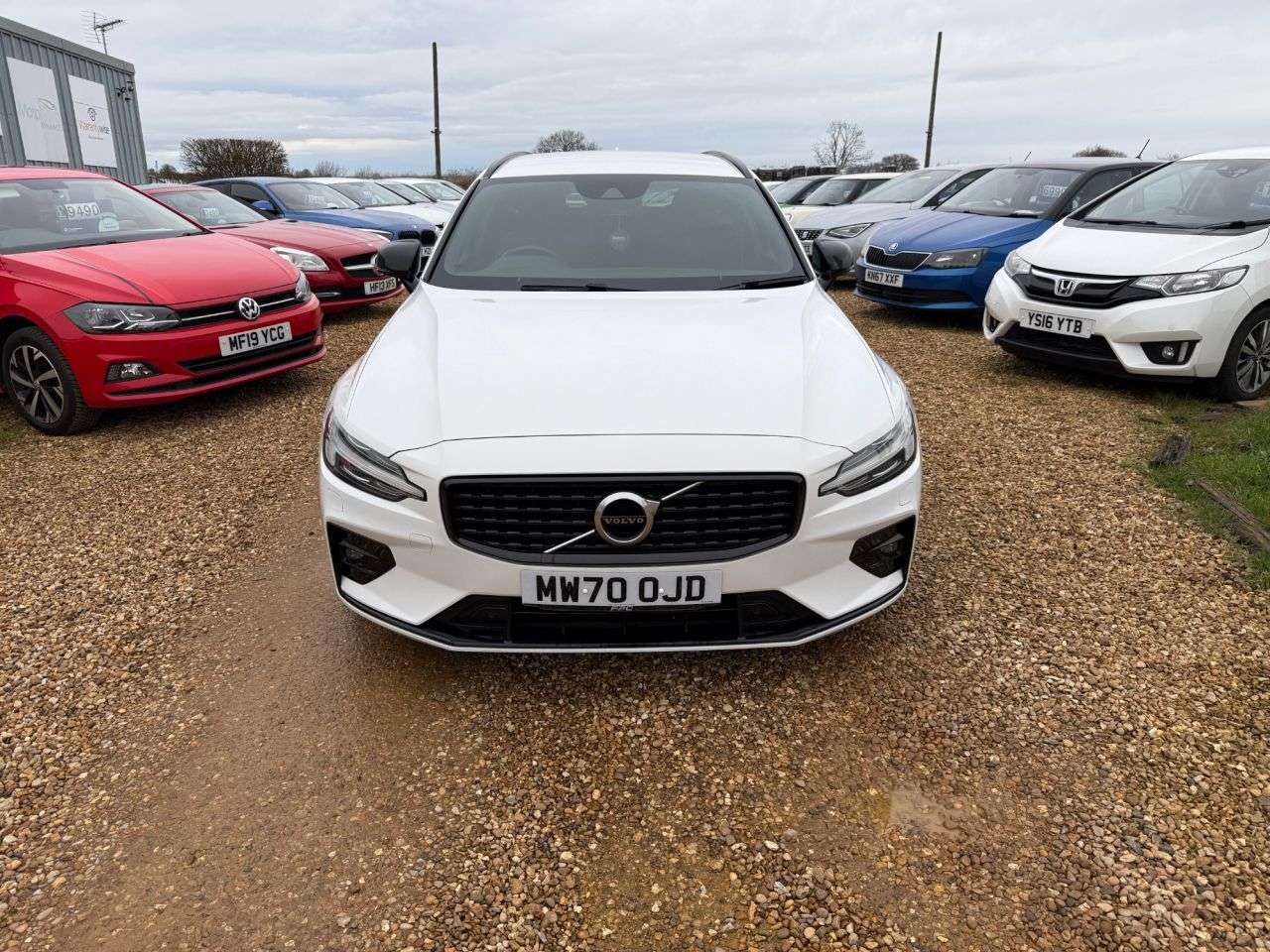 A 2020 VOLVO V60 2.0 B4 MHEV R-Design Estate 5dr Petrol Hybrid Auto Euro 6 (s/s) (197 ps) A 2020 VOLVO V60 2.0 B4 MHEV R-Design Estate 5dr Petrol Hybrid Auto Euro 6 (s/s) (197 ps)