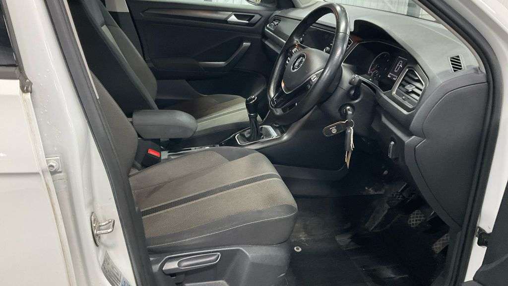 A 2018 VOLKSWAGEN T-ROC 1.6 TDI SE SUV 5dr Diesel Manual Euro 6 (s/s) (115 ps) A 2018 VOLKSWAGEN T-ROC 1.6 TDI SE SUV 5dr Diesel Manual Euro 6 (s/s) (115 ps)