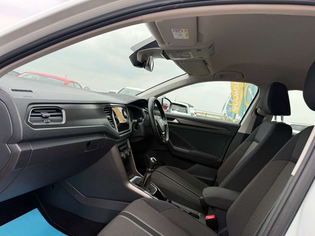 A 2018 VOLKSWAGEN T-ROC 1.6 TDI SE SUV 5dr Diesel Manual Euro 6 (s/s) (115 ps) A 2018 VOLKSWAGEN T-ROC 1.6 TDI SE SUV 5dr Diesel Manual Euro 6 (s/s) (115 ps)