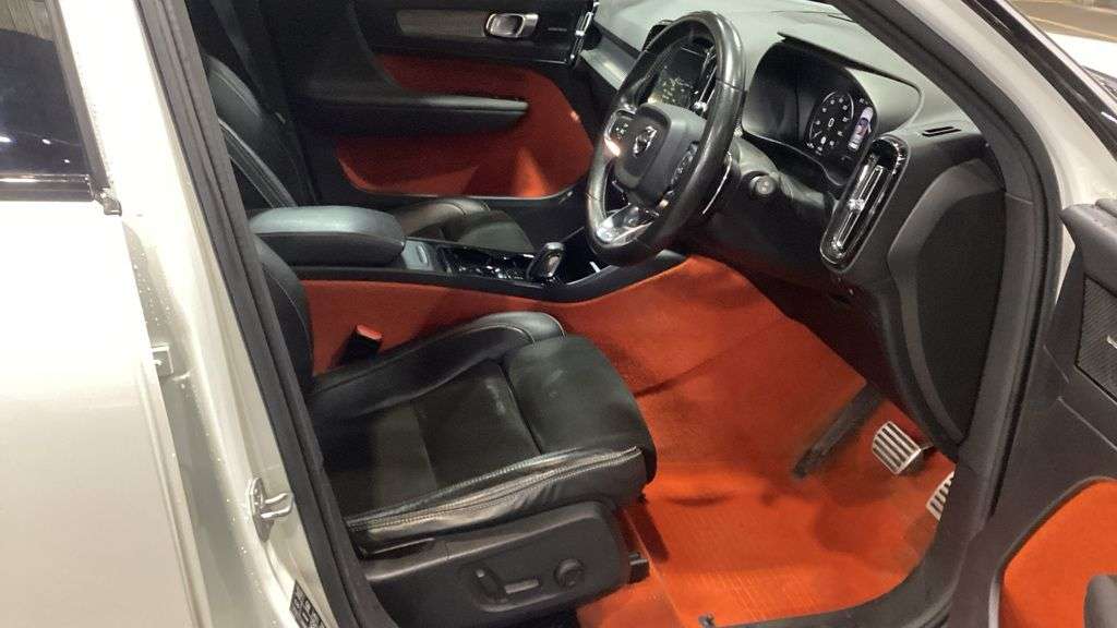 A 2018 VOLVO XC40 2.0 D4 R-Design SUV 5dr Diesel Auto AWD Euro 6 (s/s) (190 ps) A 2018 VOLVO XC40 2.0 D4 R-Design SUV 5dr Diesel Auto AWD Euro 6 (s/s) (190 ps)