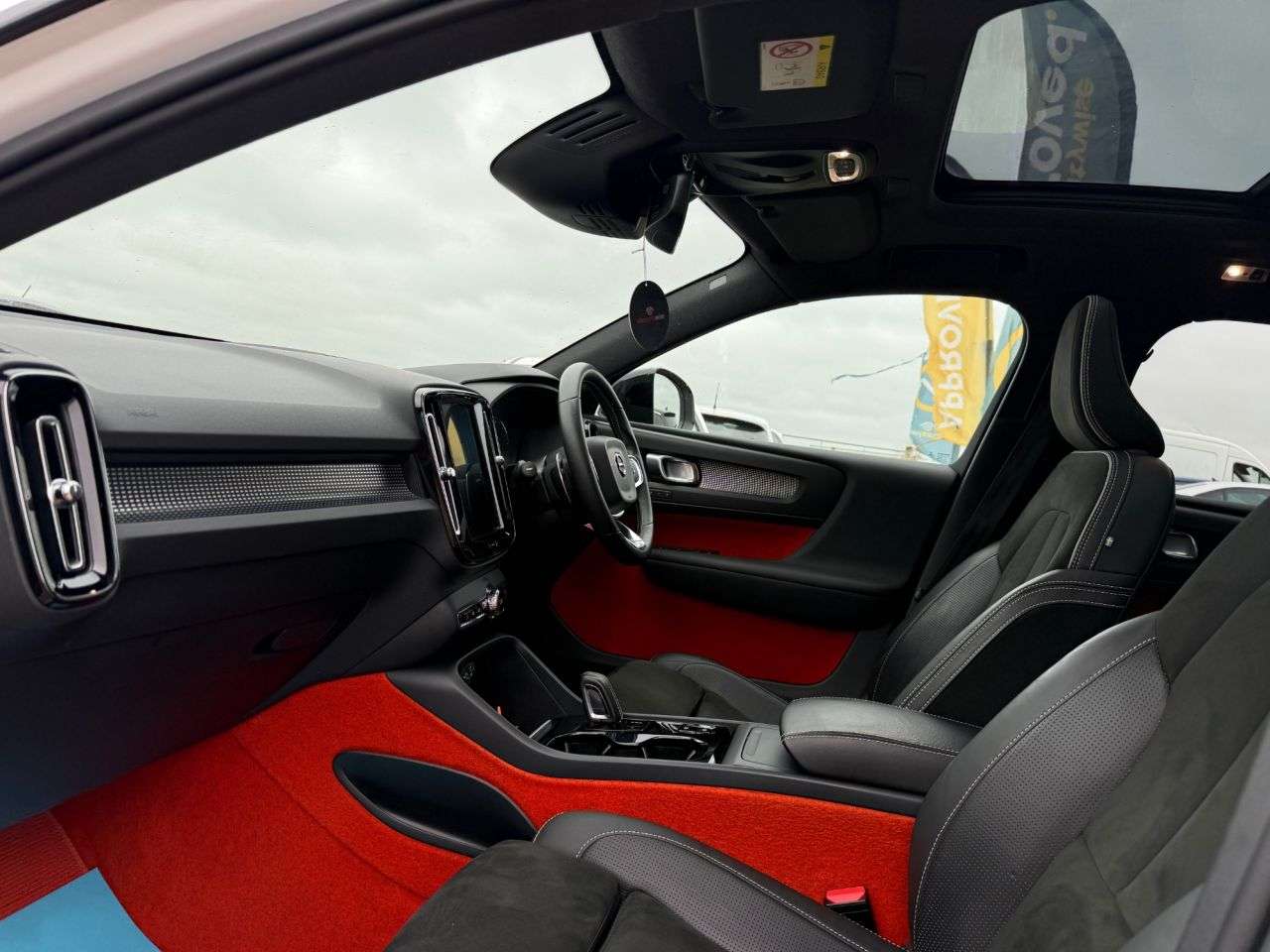 A 2018 VOLVO XC40 2.0 D4 R-Design SUV 5dr Diesel Auto AWD Euro 6 (s/s) (190 ps) A 2018 VOLVO XC40 2.0 D4 R-Design SUV 5dr Diesel Auto AWD Euro 6 (s/s) (190 ps)