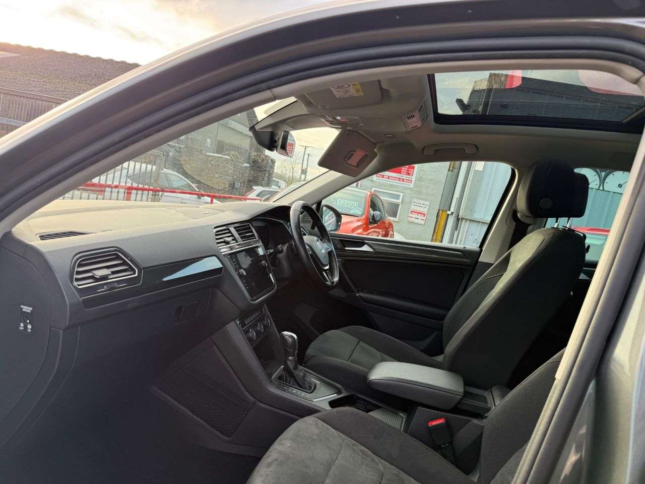 A 2018 VOLKSWAGEN TIGUAN 2.0 TDI SEL SUV 5dr Diesel DSG Euro 6 (s/s) (150 ps) A 2018 VOLKSWAGEN TIGUAN 2.0 TDI SEL SUV 5dr Diesel DSG Euro 6 (s/s) (150 ps)