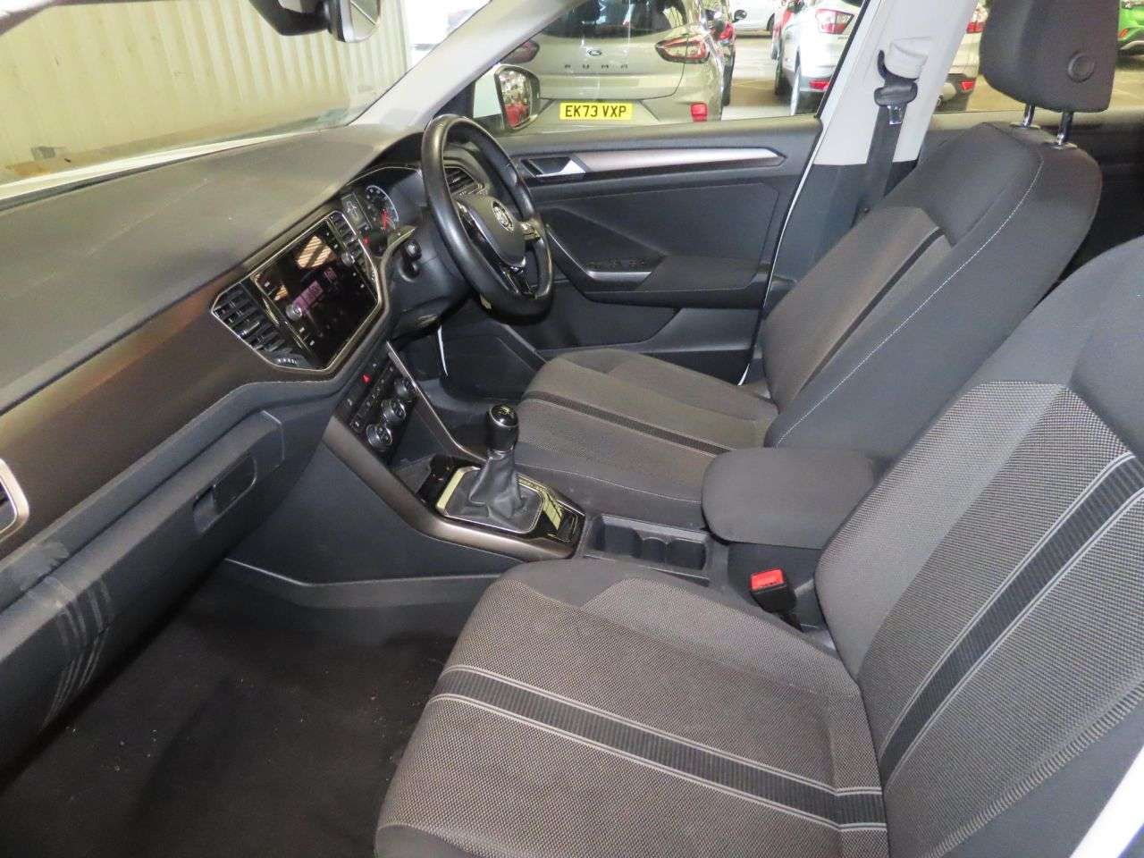 A 2018 VOLKSWAGEN T-ROC 1.6 TDI SE SUV 5dr Diesel Manual Euro 6 (s/s) (115 ps) A 2018 VOLKSWAGEN T-ROC 1.6 TDI SE SUV 5dr Diesel Manual Euro 6 (s/s) (115 ps)