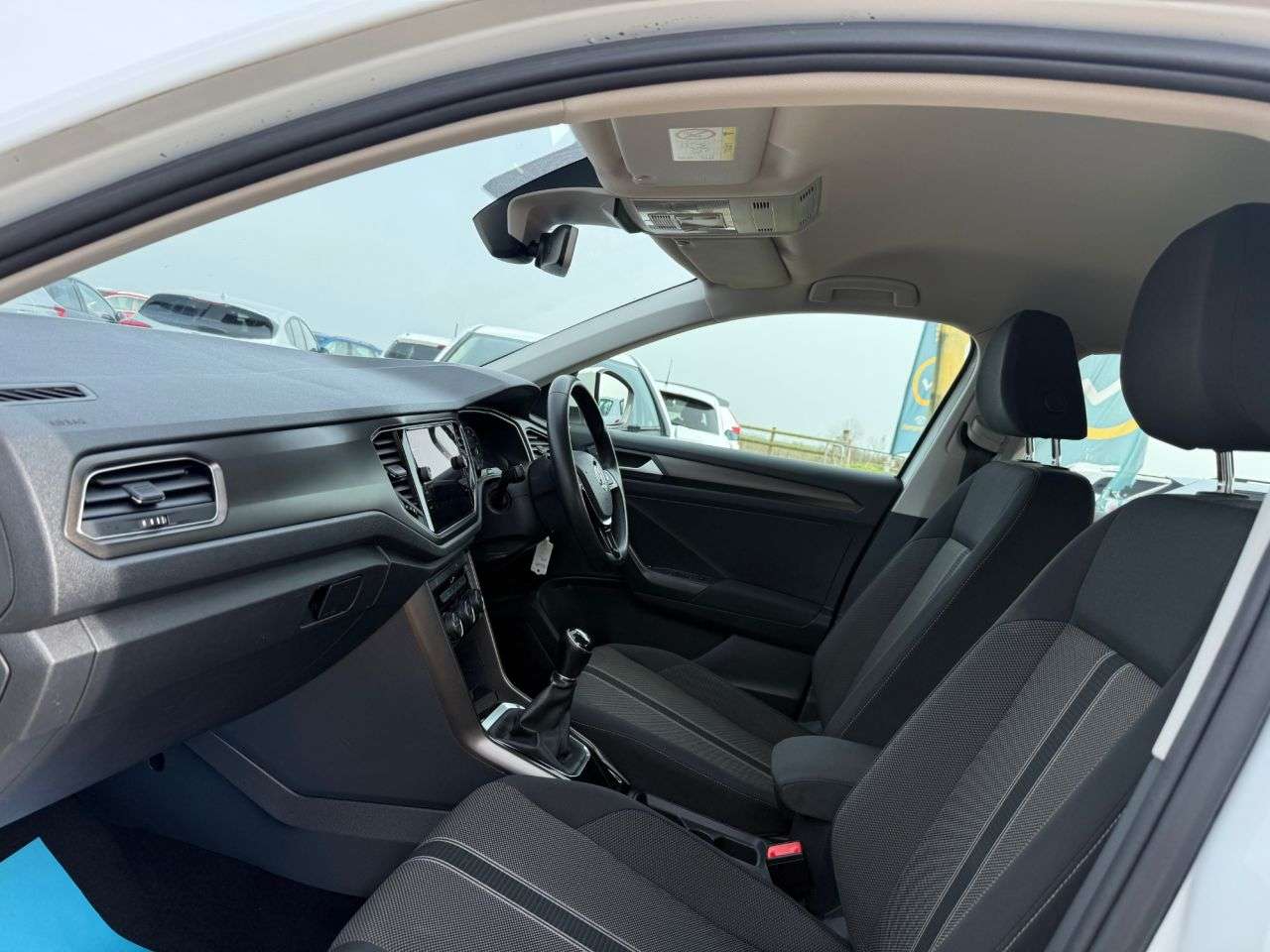 A 2018 VOLKSWAGEN T-ROC 1.6 TDI SE SUV 5dr Diesel Manual Euro 6 (s/s) (115 ps) A 2018 VOLKSWAGEN T-ROC 1.6 TDI SE SUV 5dr Diesel Manual Euro 6 (s/s) (115 ps)