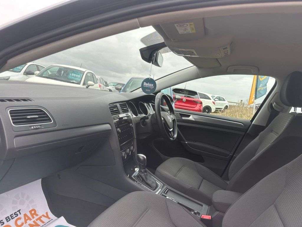 A 2020 VOLKSWAGEN E-GOLF 35.8kWh e-Golf Hatchback 5dr Electric Auto (136 ps) A 2020 VOLKSWAGEN E-GOLF 35.8kWh e-Golf Hatchback 5dr Electric Auto (136 ps)