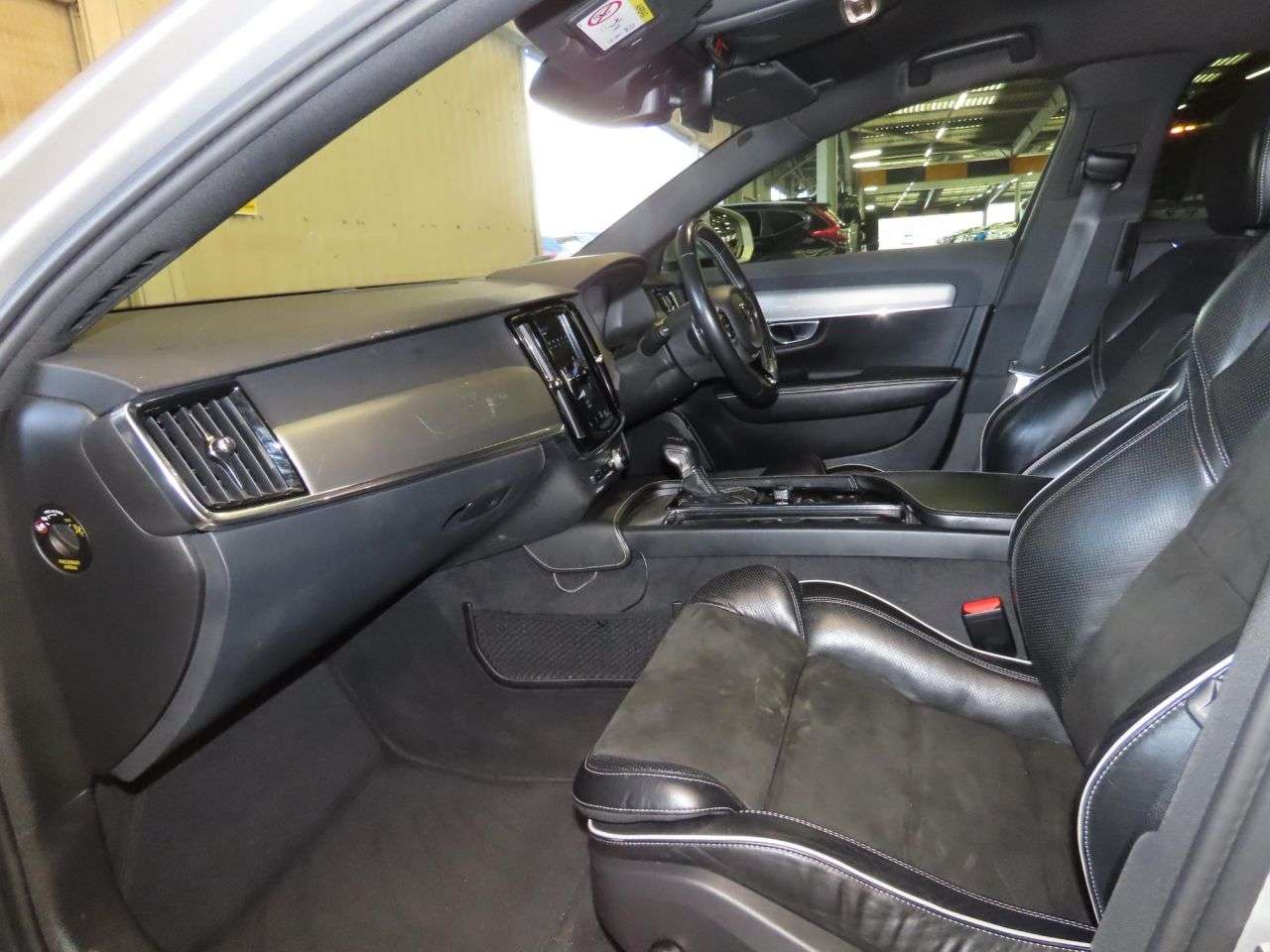 A 2018 VOLVO S90 2.0 D4 R-Design Saloon 4dr Diesel Auto Euro 6 (s/s) (190 ps) A 2018 VOLVO S90 2.0 D4 R-Design Saloon 4dr Diesel Auto Euro 6 (s/s) (190 ps)