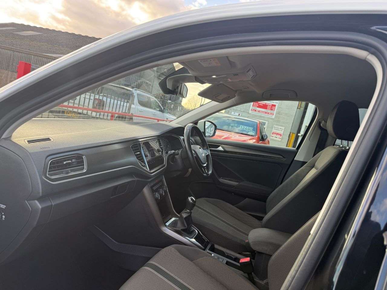 A 2018 VOLKSWAGEN T-ROC 1.0 TSI Design SUV 5dr Petrol Manual Euro 6 (s/s) (115 ps) A 2018 VOLKSWAGEN T-ROC 1.0 TSI Design SUV 5dr Petrol Manual Euro 6 (s/s) (115 ps)