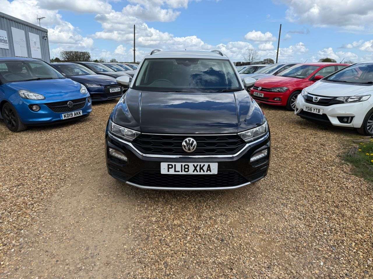 A 2018 VOLKSWAGEN T-ROC 1.0 TSI Design SUV 5dr Petrol Manual Euro 6 (s/s) (115 ps) A 2018 VOLKSWAGEN T-ROC 1.0 TSI Design SUV 5dr Petrol Manual Euro 6 (s/s) (115 ps)