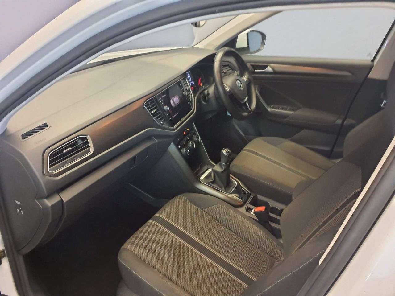 A 2018 VOLKSWAGEN T-ROC 1.0 TSI SE SUV 5dr Petrol Manual Euro 6 (s/s) (115 ps) A 2018 VOLKSWAGEN T-ROC 1.0 TSI SE SUV 5dr Petrol Manual Euro 6 (s/s) (115 ps)