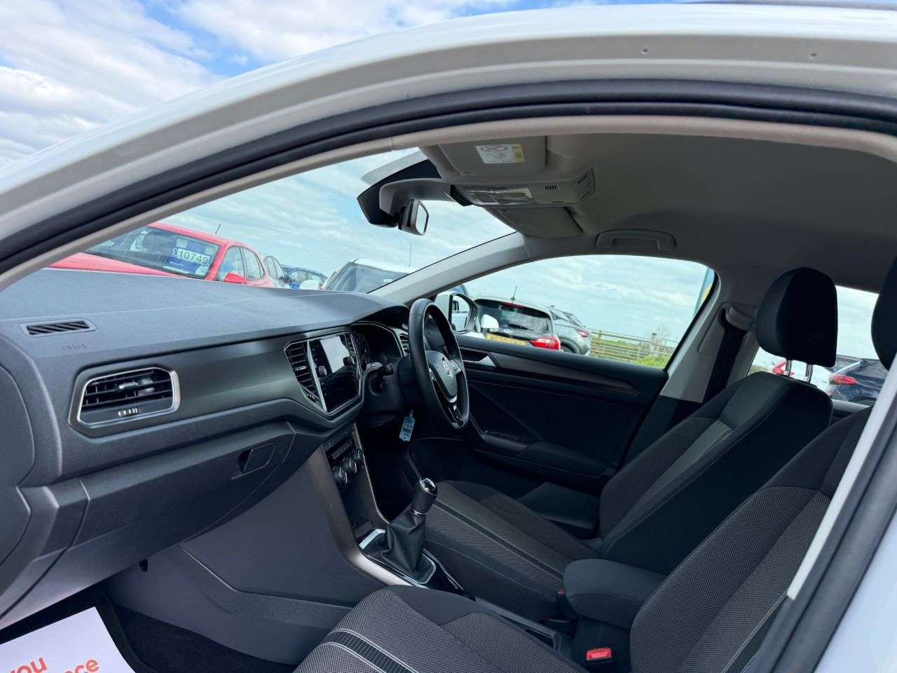 A 2018 VOLKSWAGEN T-ROC 1.0 TSI SE SUV 5dr Petrol Manual Euro 6 (s/s) (115 ps) A 2018 VOLKSWAGEN T-ROC 1.0 TSI SE SUV 5dr Petrol Manual Euro 6 (s/s) (115 ps)