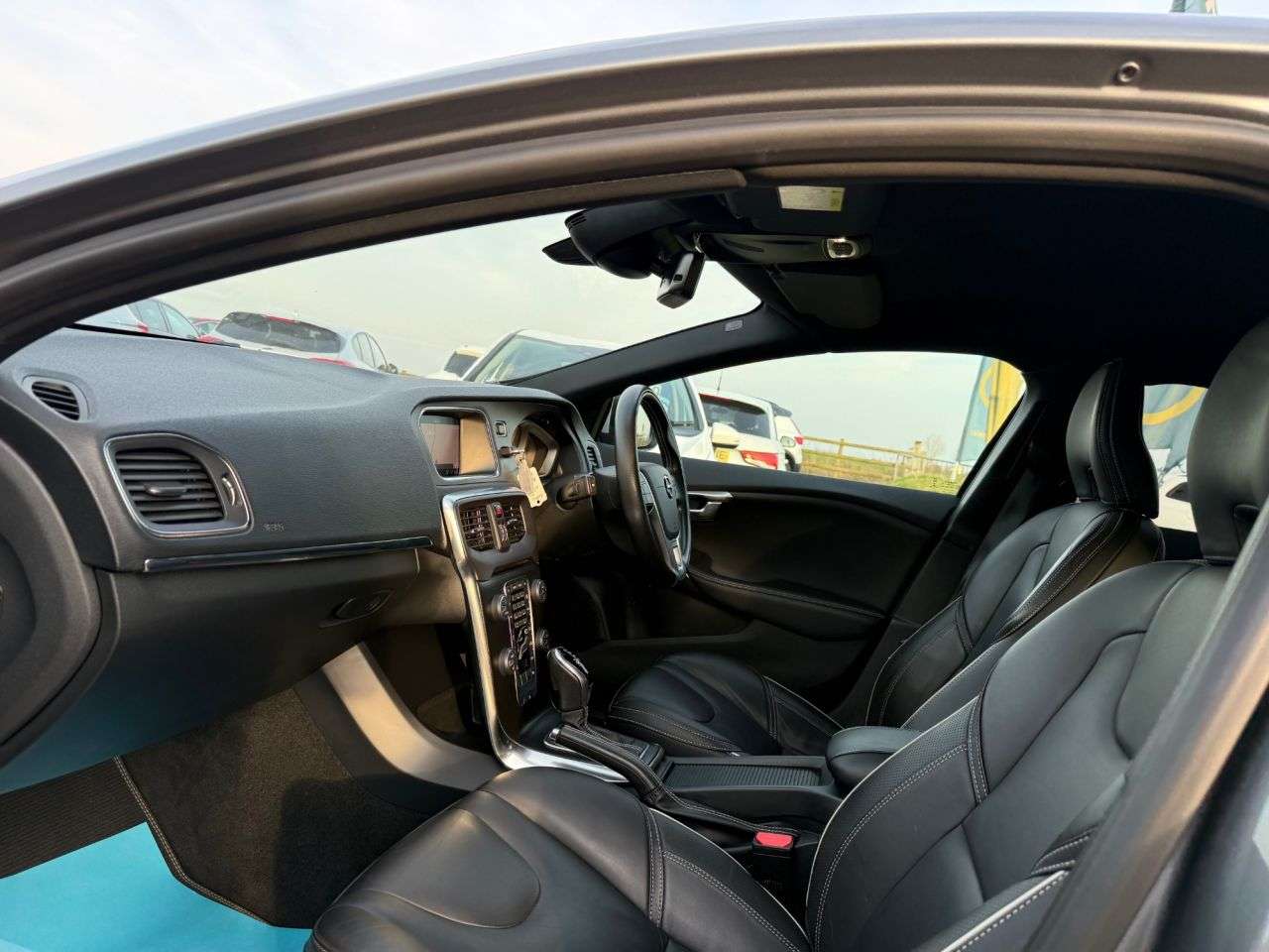 A 2019 VOLVO V40 1.5 T2 R-Design Edition Hatchback 5dr Petrol Auto Euro 6 (s/s) (122 ps) A 2019 VOLVO V40 1.5 T2 R-Design Edition Hatchback 5dr Petrol Auto Euro 6 (s/s) (122 ps)