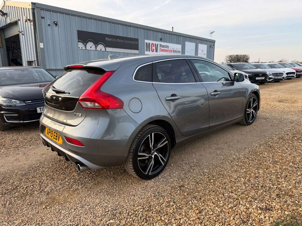 A 2019 VOLVO V40 1.5 T2 R-Design Edition Hatchback 5dr Petrol Auto Euro 6 (s/s) (122 ps) A 2019 VOLVO V40 1.5 T2 R-Design Edition Hatchback 5dr Petrol Auto Euro 6 (s/s) (122 ps)