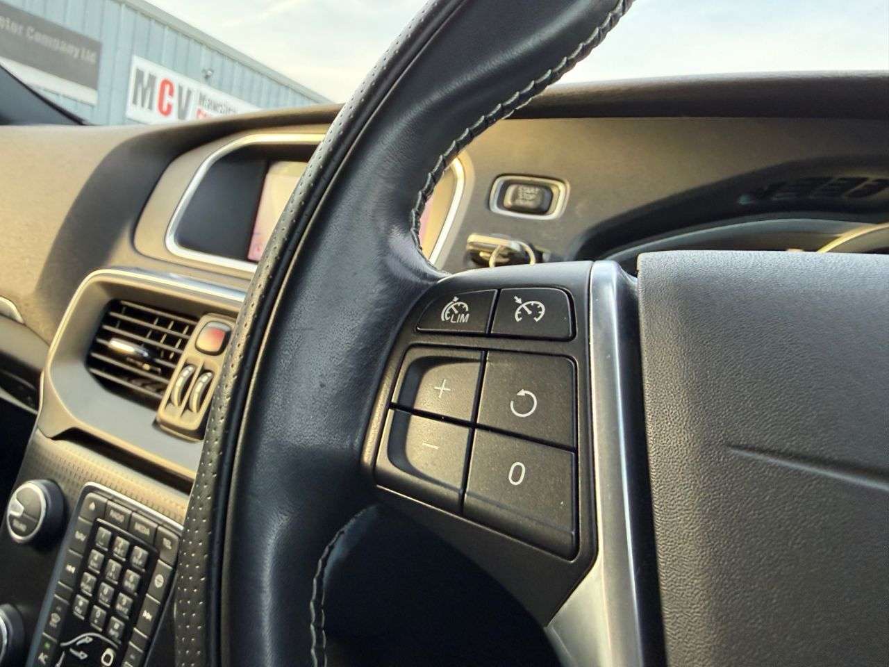 2019 VOLVO V40 2019 VOLVO V40