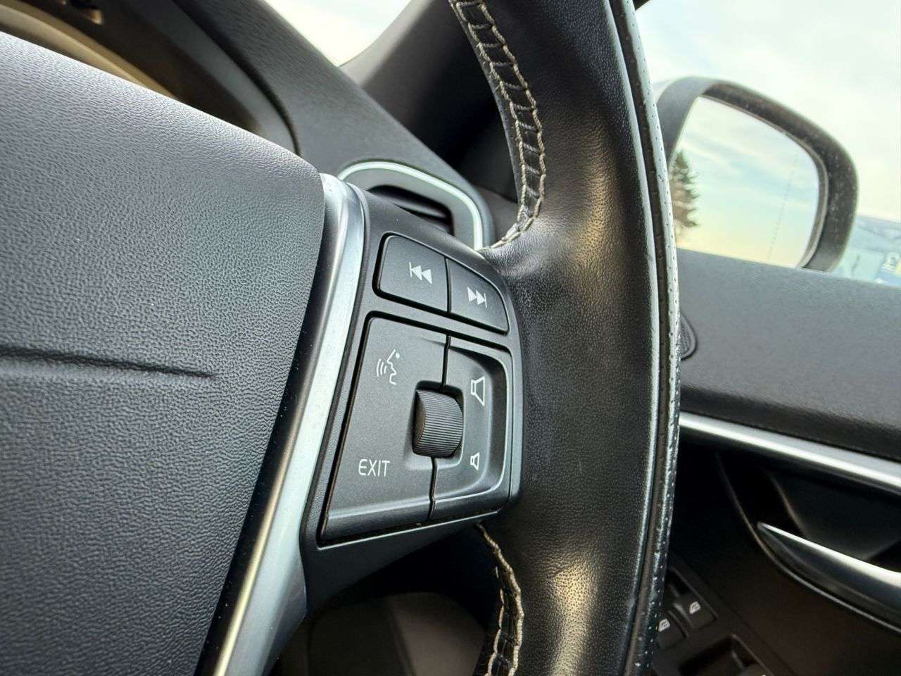 2019 VOLVO V40 2019 VOLVO V40