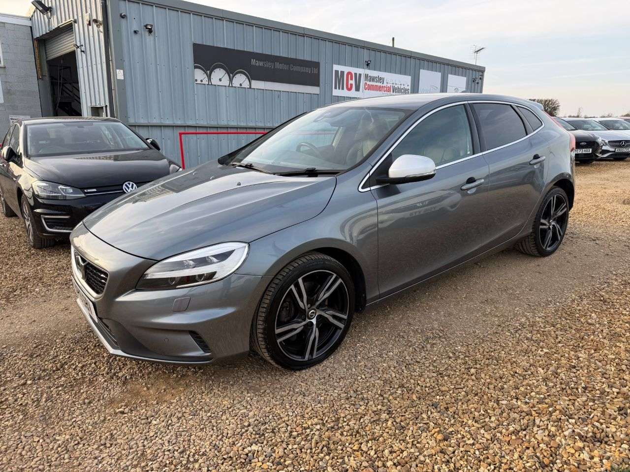 A 2019 VOLVO V40 1.5 T2 R-Design Edition Hatchback 5dr Petrol Auto Euro 6 (s/s) (122 ps) A 2019 VOLVO V40 1.5 T2 R-Design Edition Hatchback 5dr Petrol Auto Euro 6 (s/s) (122 ps)