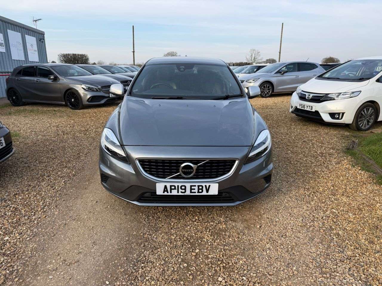 A 2019 VOLVO V40 1.5 T2 R-Design Edition Hatchback 5dr Petrol Auto Euro 6 (s/s) (122 ps) A 2019 VOLVO V40 1.5 T2 R-Design Edition Hatchback 5dr Petrol Auto Euro 6 (s/s) (122 ps)