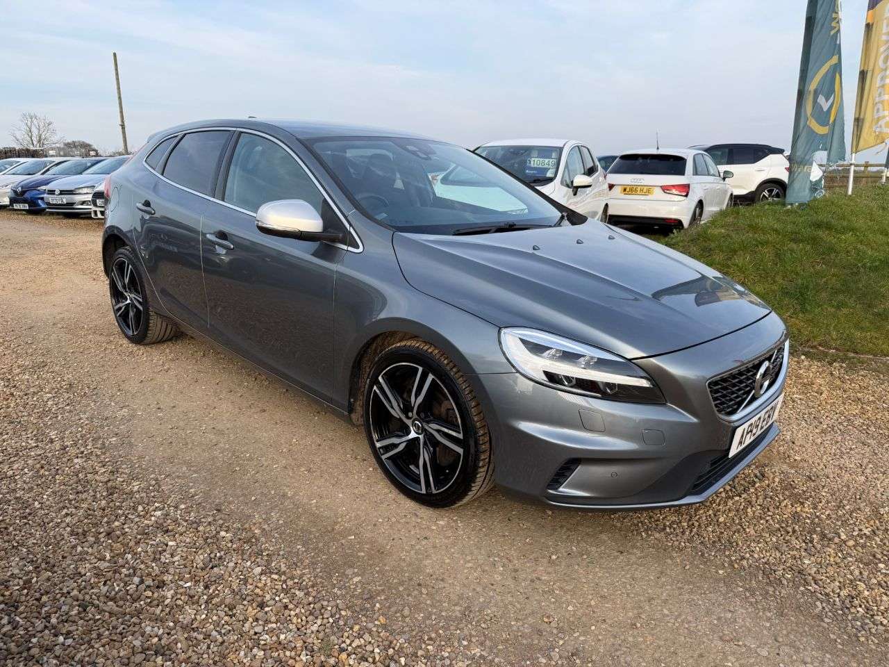 2019 VOLVO V40 2019 VOLVO V40