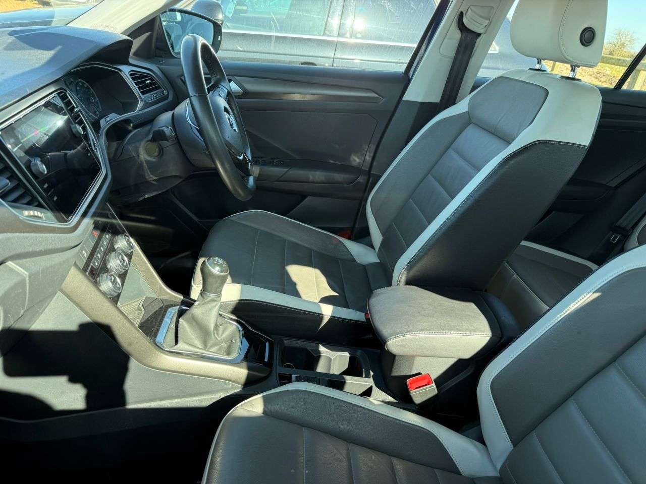 A 2018 VOLKSWAGEN T-ROC 1.0 TSI GPF SE SUV 5dr Petrol Manual Euro 6 (s/s) (115 ps) A 2018 VOLKSWAGEN T-ROC 1.0 TSI GPF SE SUV 5dr Petrol Manual Euro 6 (s/s) (115 ps)