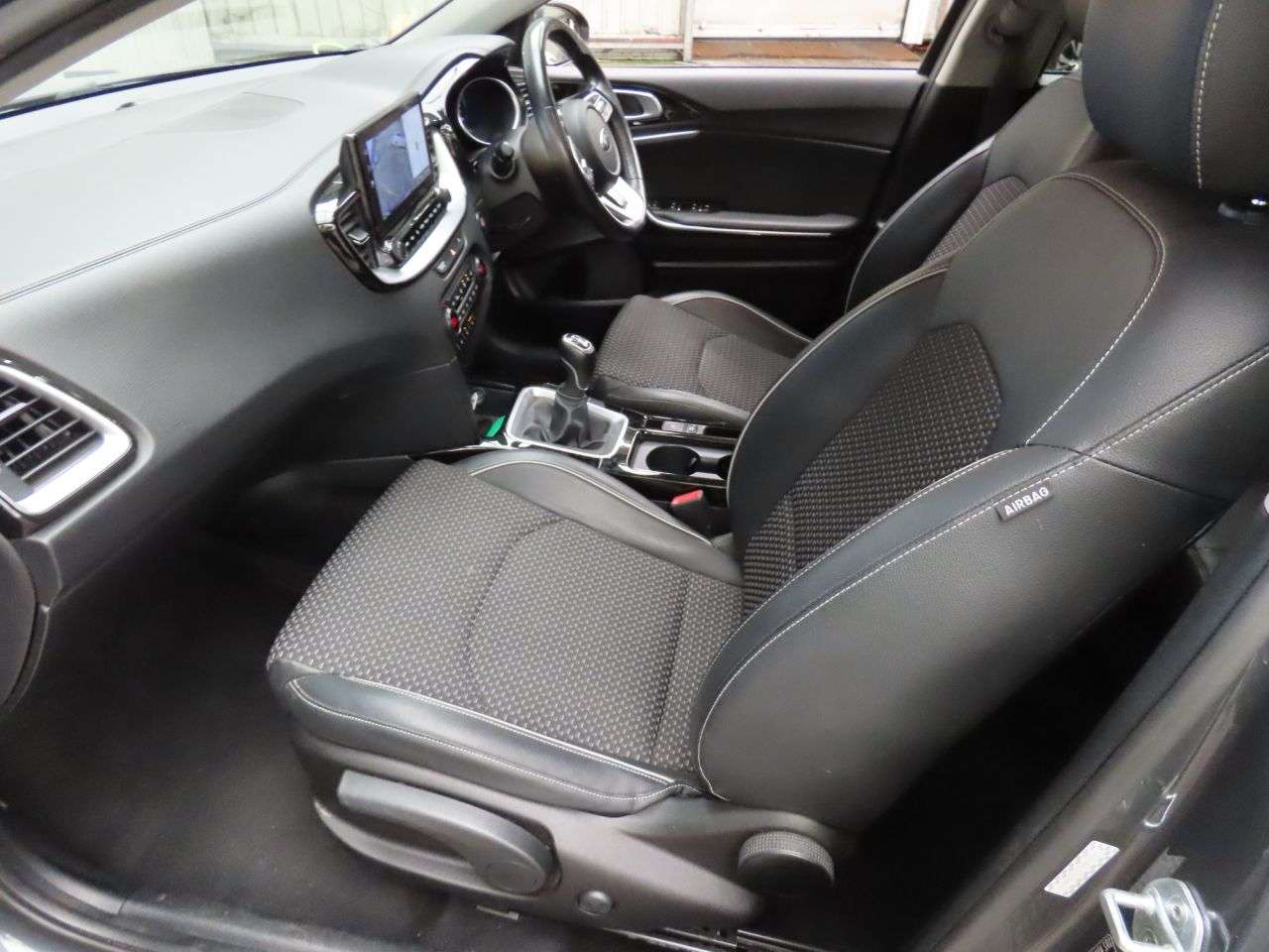 A 2020 KIA XCEED 1.0 T-GDi 3 SUV 5dr Petrol Manual Euro 6 (s/s) (118 bhp) A 2020 KIA XCEED 1.0 T-GDi 3 SUV 5dr Petrol Manual Euro 6 (s/s) (118 bhp)