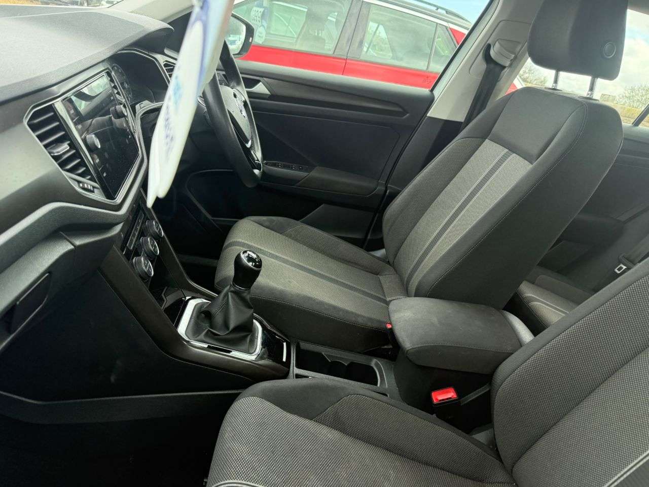 A 2019 VOLKSWAGEN T-ROC 1.6 TDI SE SUV 5dr Diesel Manual Euro 6 (s/s) (115 ps) A 2019 VOLKSWAGEN T-ROC 1.6 TDI SE SUV 5dr Diesel Manual Euro 6 (s/s) (115 ps)