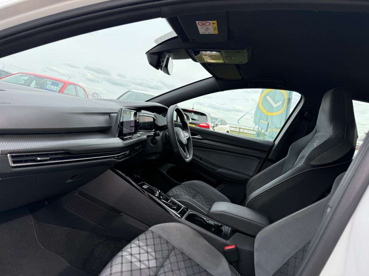 A 2022 VOLKSWAGEN GOLF 2.0 TDI R-Line Hatchback 5dr Diesel DSG Euro 6 (s/s) (150 ps) A 2022 VOLKSWAGEN GOLF 2.0 TDI R-Line Hatchback 5dr Diesel DSG Euro 6 (s/s) (150 ps)