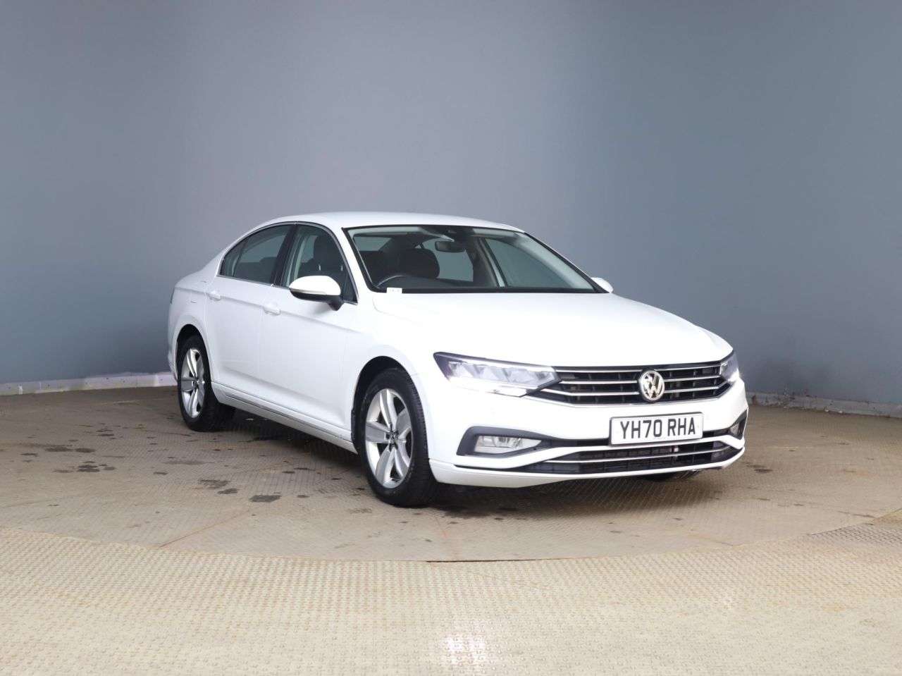 A 2020 VOLKSWAGEN PASSAT 2.0 TDI EVO SE Nav Saloon 4dr Diesel Manual Euro 6 (s/s) (150 ps) A 2020 VOLKSWAGEN PASSAT 2.0 TDI EVO SE Nav Saloon 4dr Diesel Manual Euro 6 (s/s) (150 ps)